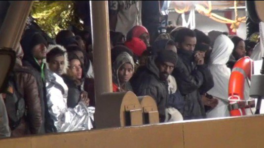 Sbarco notturno di 1169 migranti a Palermo, 450 accolti in tre centri della Caritas